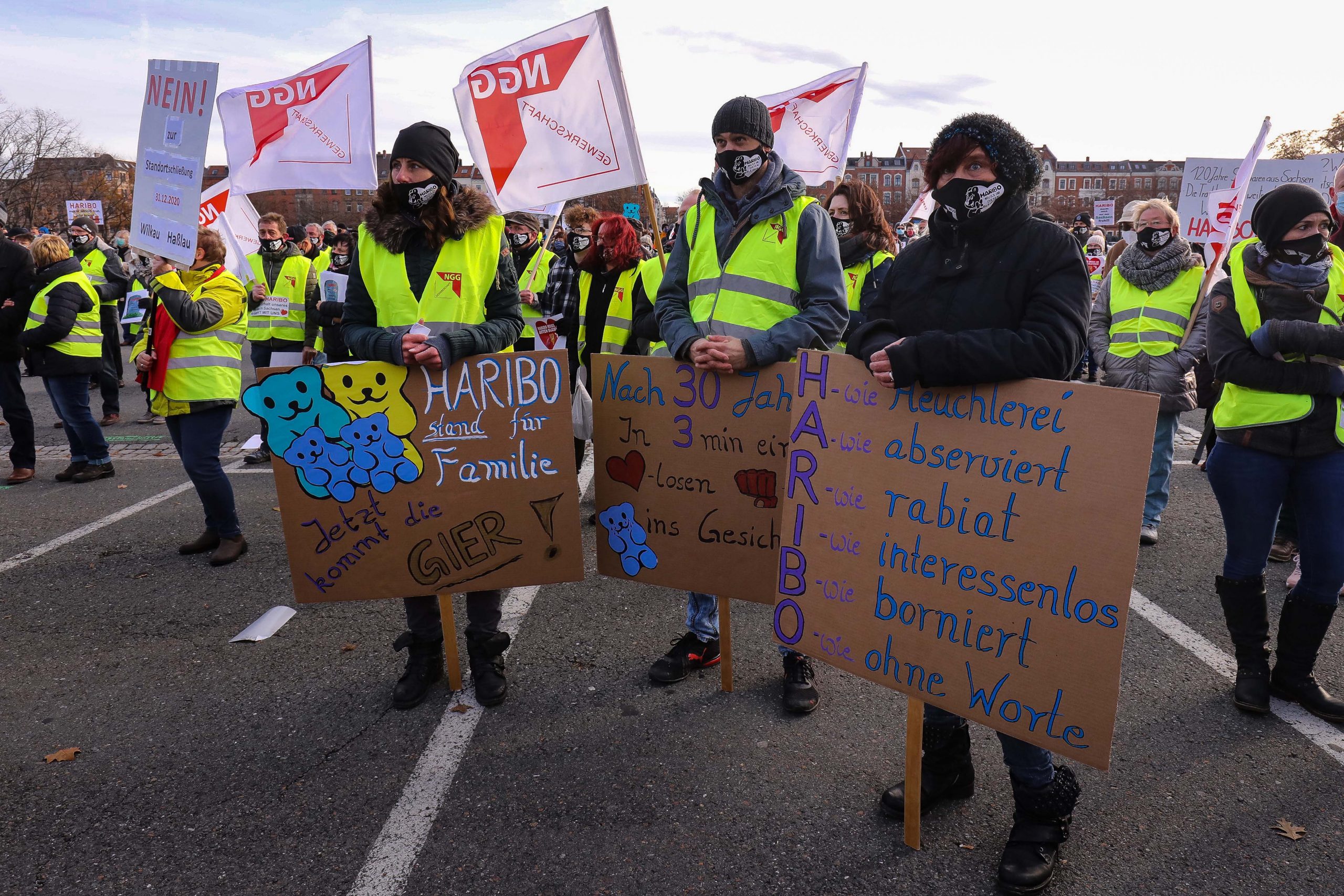 Beberapa ratus pekerja Haribo dan pendukungnya memprotes penutupan pabrik Haribo di Wilkau- Haßlau (21 Nov 2020). Dokumentasi: The NGG Union